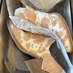 New in Box Dolce Vita Lindsy Tan Taurus Calf Hair Mule Size 9.5